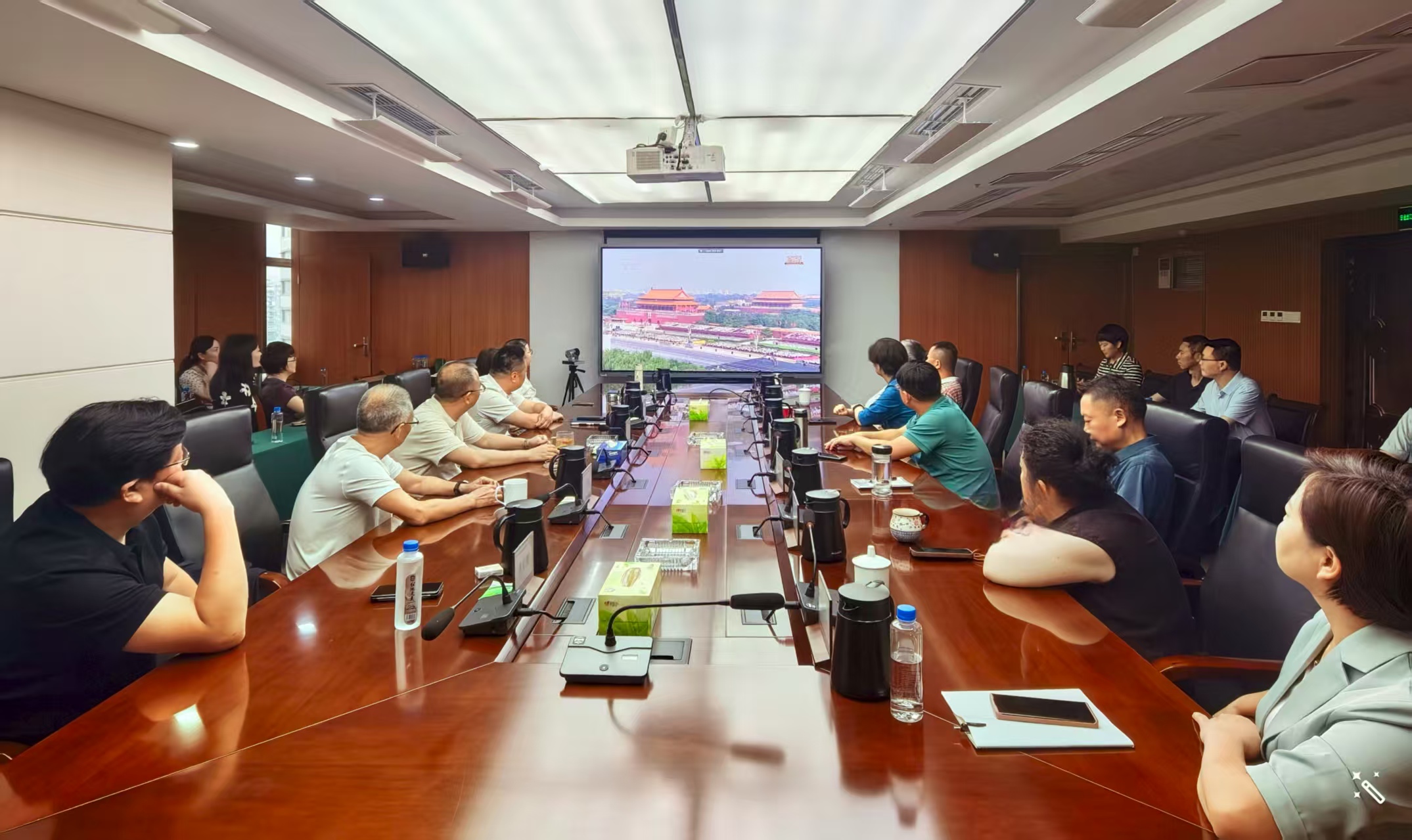 市欧亿平台集团全体党员和干部职工收看中国人民抗日战争暨天下反法西斯战争胜利80周年大会